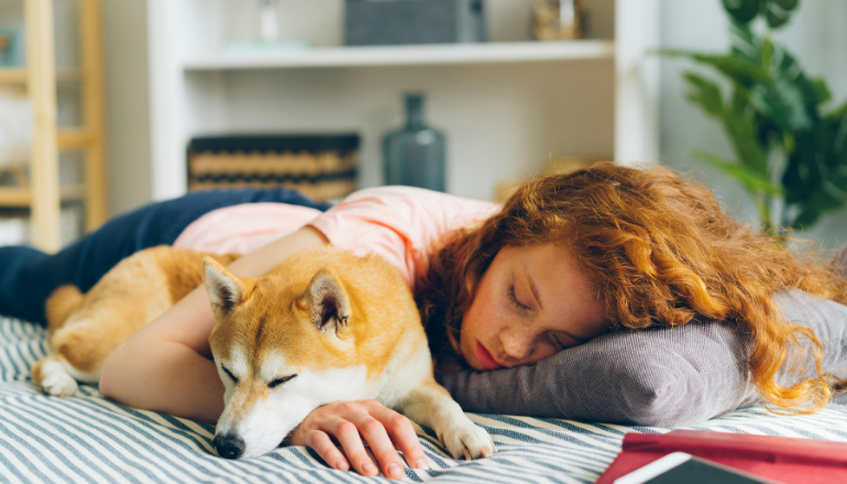 Dormir con tu perro: ¿es una buena idea?